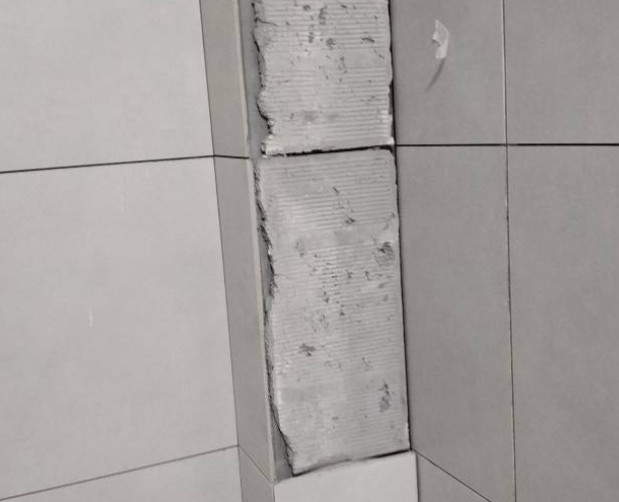 河间瓷砖空鼓维修公司分享下瓷砖施工前基层浇水润湿程度不足，可能导致以下问题