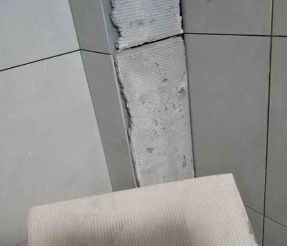 河间瓷砖空鼓维修公司分享下厨房瓷砖脱落的补救措施。